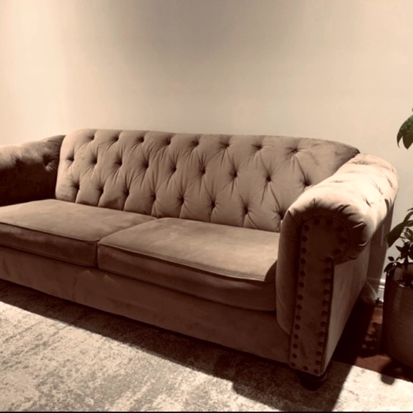LUXURIOUS VELVET CHESTERFIELD SOFA IN TAUPE - Picture 4 of 8